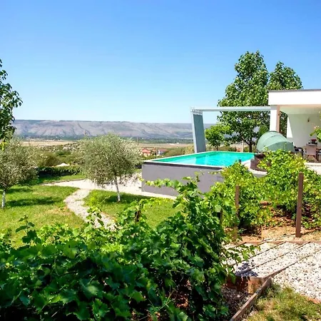 The View With Heated Pool , Modern Comfort In Herzegovina モスタル