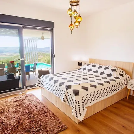 The View With Heated Pool , Modern Comfort In Herzegovina ヴィラ